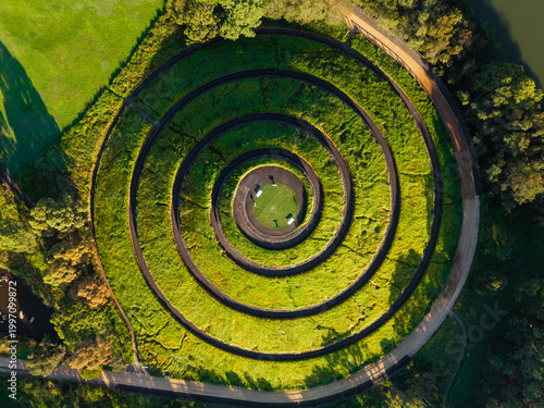 Foto Top down view of spiral green hill.