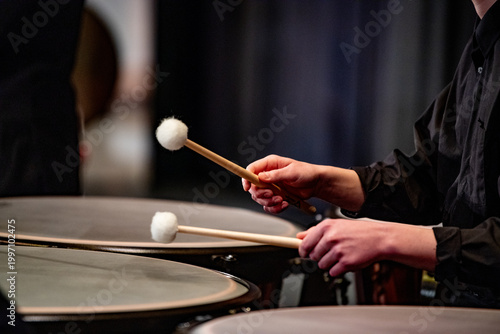 Konstfotografi A musician's hands hold ball-tipped mallets over a marimba in a close-up performance image capturing the skill and focus of concert percussion