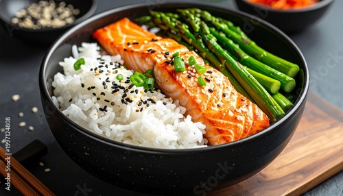 Reis-Bowl mit Lachs, Spargel und Sesam modern angerichtet