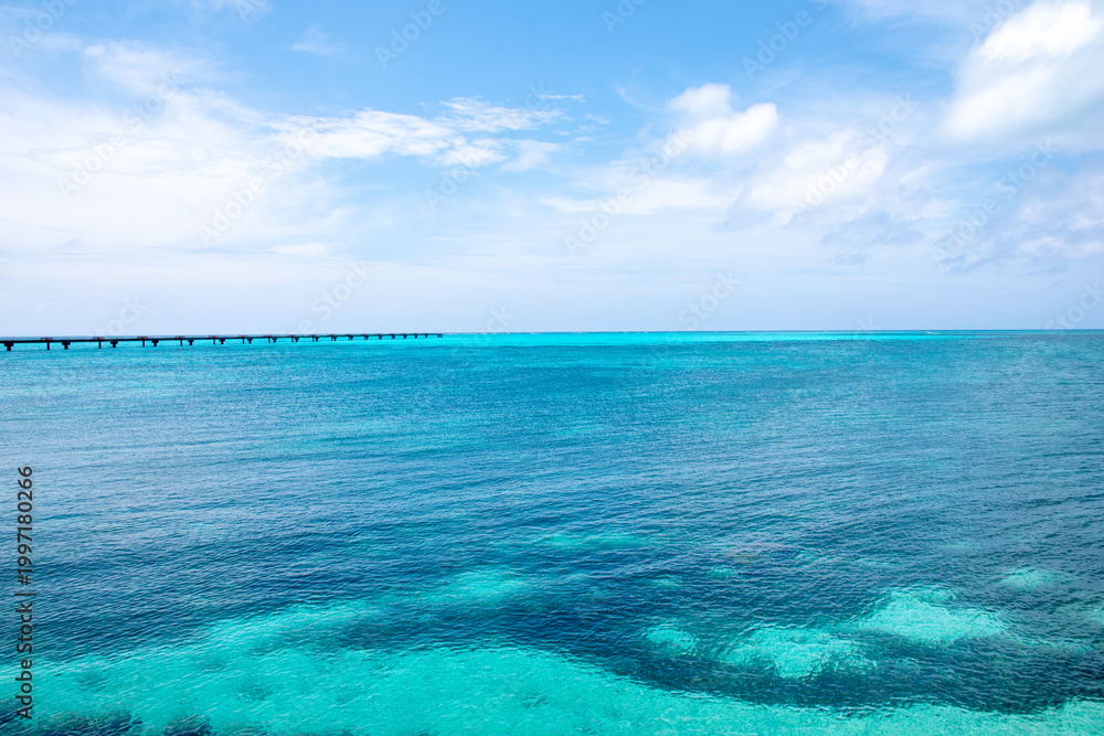 Obraz premium 下地島空港RW17エンド横のビーチ 透明度の高い宮古ブルーの海(Crystal clear turquoise water at 17 End beach near Shimojishima Airport, Okinawa Japan)