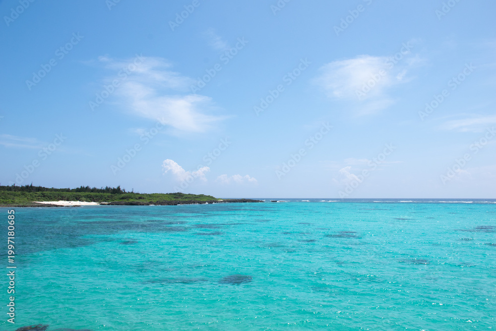 Fototapeta premium 下地島空港RW17エンド横のビーチ 透明度の高い宮古ブルーの海(Crystal clear turquoise water at 17 End beach near Shimojishima Airport, Okinawa Japan)