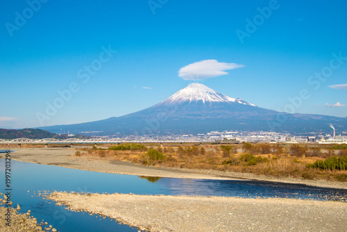 Tableau sur toile 静岡県 富士山と東海道新幹線 富士川橋梁を走る日本の象徴的な風景（Mount Fuji and Tokaido Shinkansen crossing the