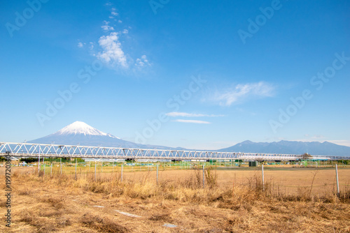 Foto 静岡県 富士山と東海道新幹線 富士川橋梁を走る日本の象徴的な風景（Mount Fuji and Tokaido Shinkansen crossing the