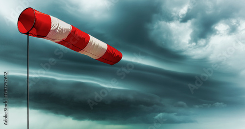 Sturmanzeige vor dunklen sturmwolken