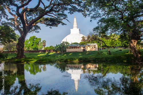 Foto Ruwanweliseya Stupa Reflection on Water in Anuradhapura Sri Lanka