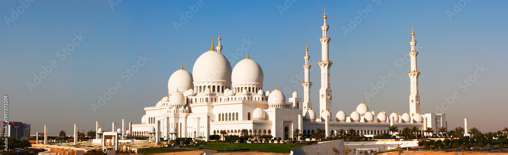 Fototapeta premium Majestic Sheikh Zayed Grand Mosque in Abu Dhabi, a stunning landmark of Islamic architecture with white domes and tall minarets.