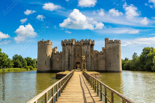 Fotografie Medieval Bodiam Castle Entrance Bridge over Water Moat in Bodiam, East Sussex, E