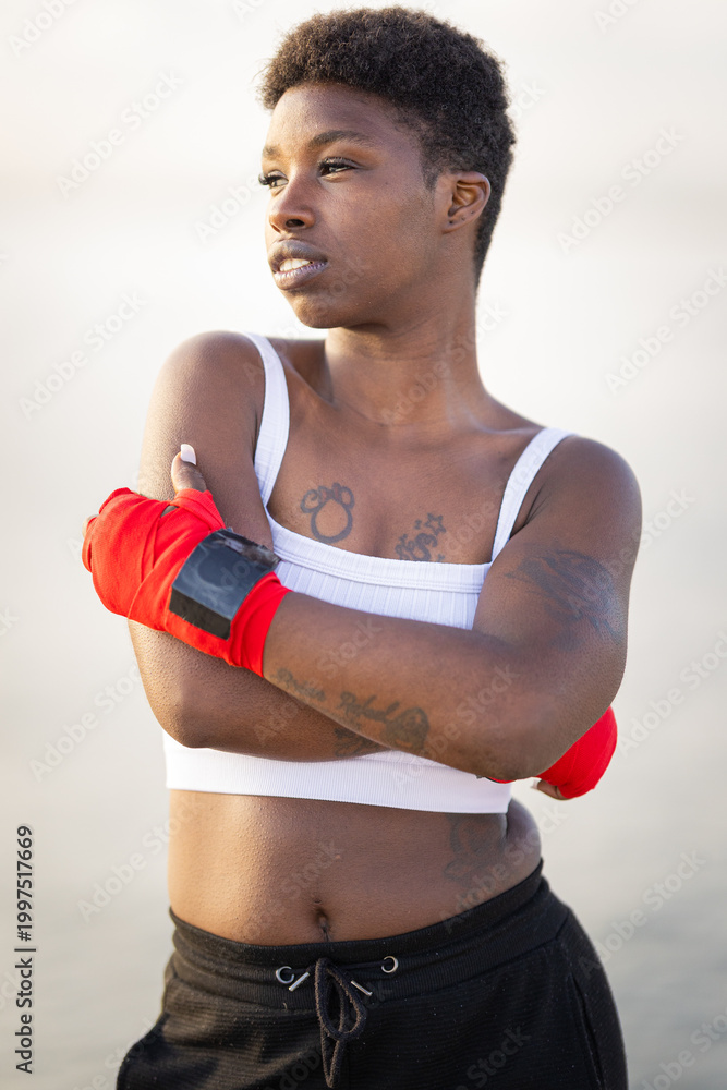 Obraz premium Determined young black woman training for boxing