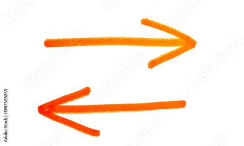 Konstfotografi Flechas opuestas en trazo de pintura naranja sobre fondo negro, concepto de dire