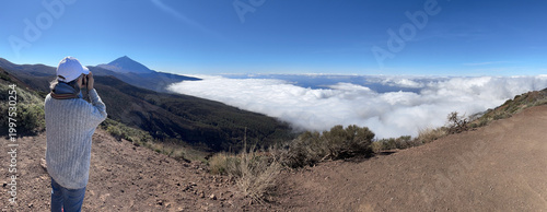 Fotografía Photographer on Ridge Capturing Sea of Clouds Over Mountain Landscape With Volca