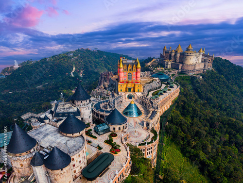 Fotografía Aerial view of ba na hills resort with castles and lush landscape in Da nang, Vi