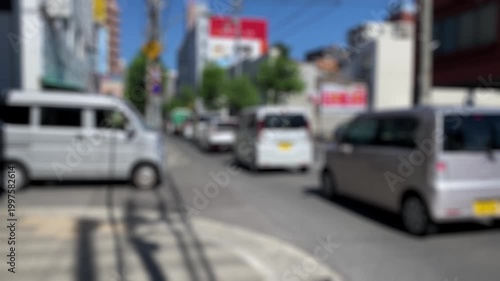 日本の街中を走る車両と都市建築物のボケ映像