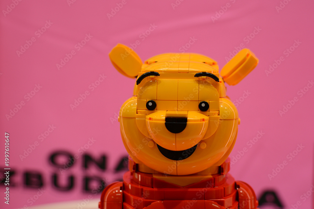 Obraz premium A teddy bear figurine made from Lego bricks. A cheerful bear.