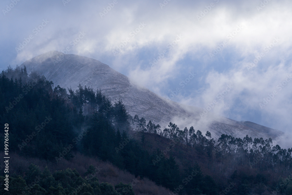Obraz premium Pico de La Cruz through the fog