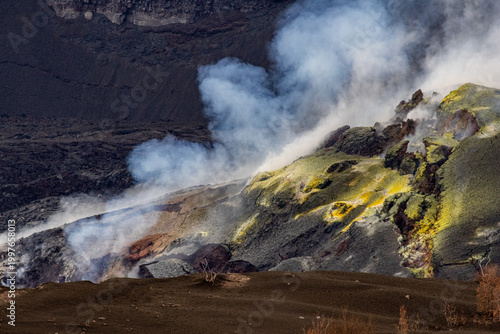 Canvastavla Detail view of volcanic steam and bright yellow sulfur deposits at Halemaumau cr