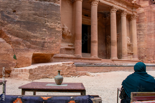Tableau sur toile Back View of Woman looking at The Khazneh Palace, the Pharaoh's Treasury, is a Nabatean temple from the Hellenistic period in Ancient city of Petra in Jordan