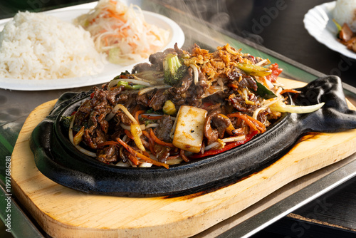фотографія Sizzling beef fajita platter, asian beef stir fry in skillet closeup