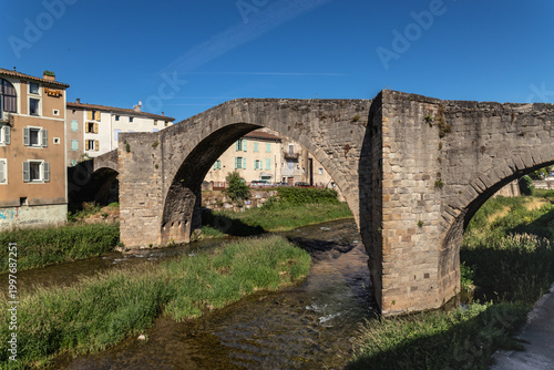 Saint Affrique (Aveyron, Occitanie, France) - Vue du vieux pont à bec sur la Sorgue en été