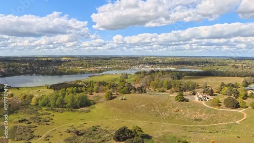 Foto Suffolk Serenity: Elevated View of the River Deben and Woodbridge Skyline