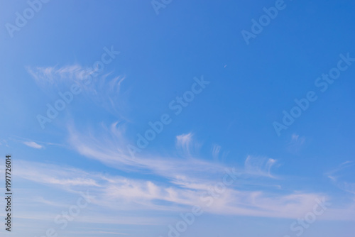 青空に漂う雲