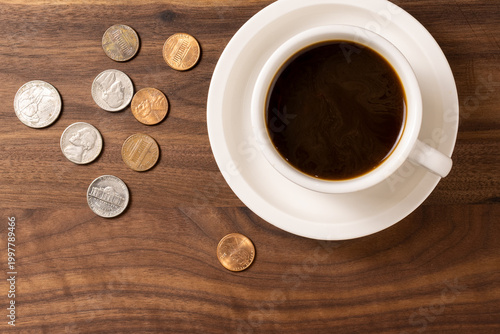 Canvastavla Cup of Coffee on Wooden Surface with Loose Change – Everyday Expenses Concept