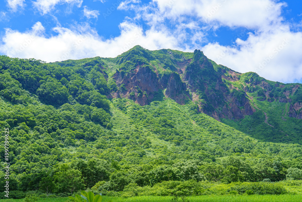 Obraz premium 磐梯山の火山と新緑の稜線が美しい絶景 福島の百名山登山風景