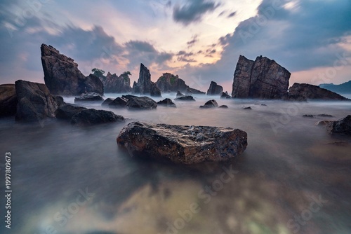 Φωτογραφία Dramatic sunset over Shark Teeth (Gigi Hiu) Beach