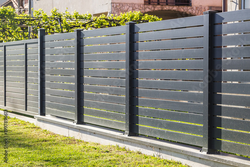 Bild auf Leinwand Modern Aluminum Fence with Horizontal Slats