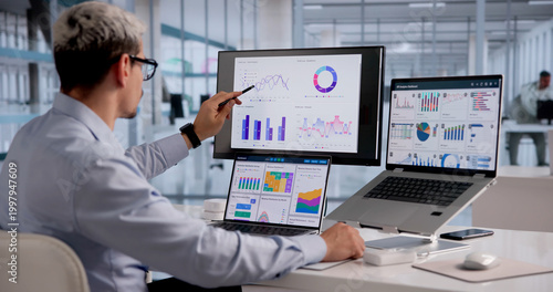 Tableau sur toile Financial Data Specialist Analyzing Market Trends On Laptop