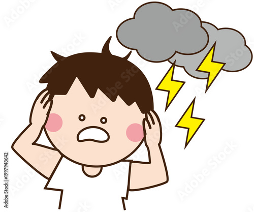 雷に耳をふさぐ男の子