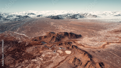 Foto Vast Land Stretches Across the Altai Mountains in Southern Mongolia Near Olgii