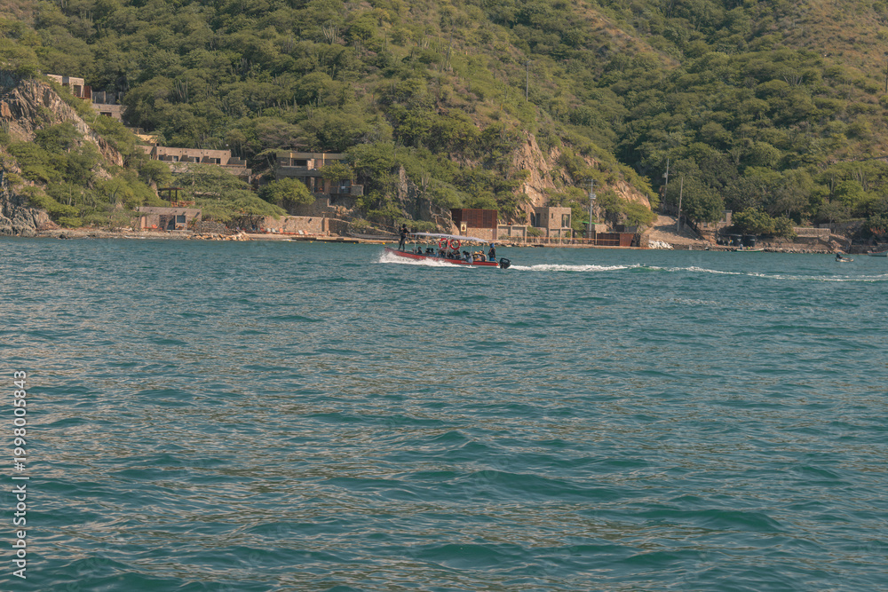 Obraz premium Speed boat transporting tourists exploring coast