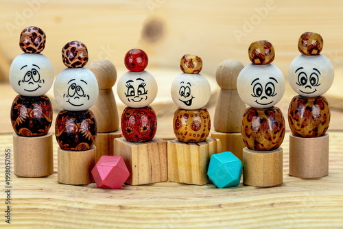 Oggetti di legno : personaggi di fantasia con faccine emoticon