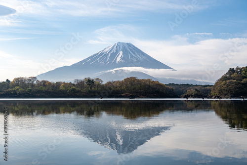 精進湖から望む逆さ富士
