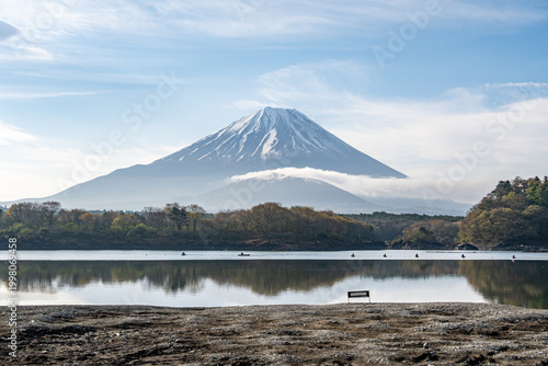 精進湖から望む子抱き富士
