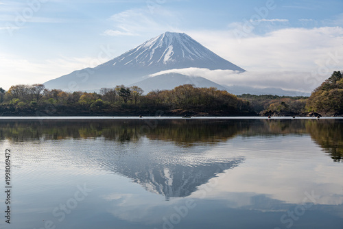 精進湖から望む逆さ富士