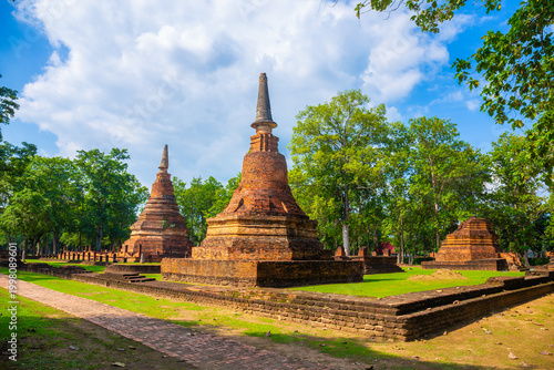 Foto Landmark of old chedi made of ancient bricks in the Kamphaeng Phet Historical Park, Thailand