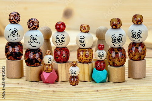 Oggetti di legno : personaggi di fantasia con faccine emoticon