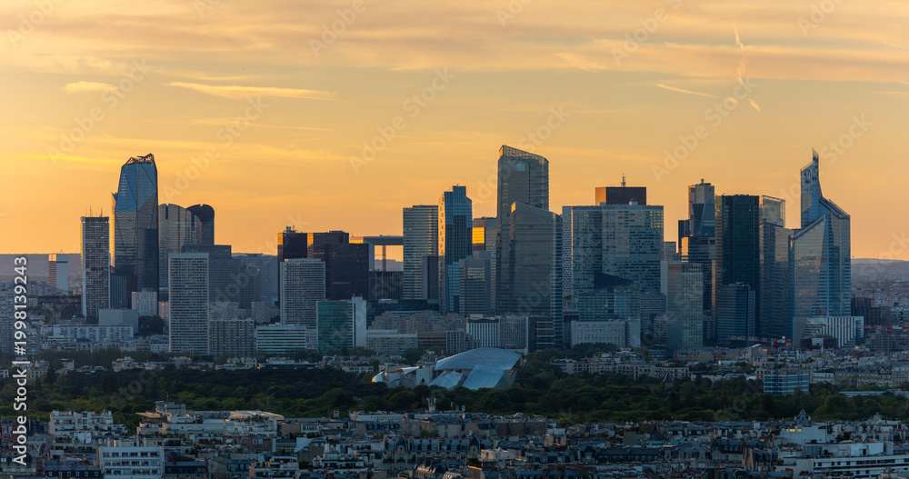Fototapeta premium La nuit tombe sur le Quartier d'affaires de La Défense en France