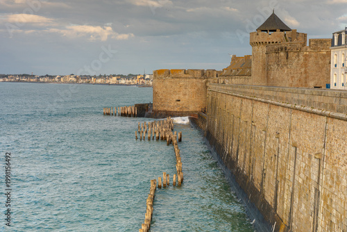 Foto Les remparts de la ville  de Saint-Malo en marée haute