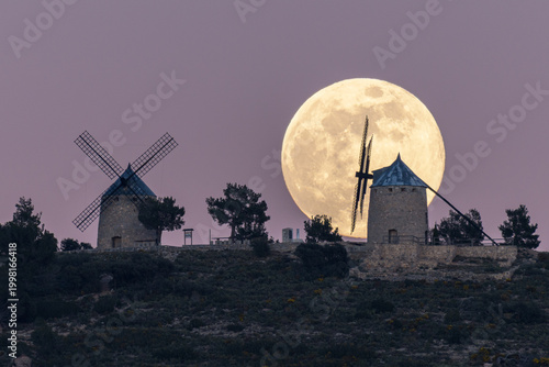 LUNA LLENA SOBRE LOS MOLINOS DE ALCUBLAS, EN LA PROVINCIA DE VALENCIA. COMUNIDAD VALENCIANA. ESPAÑA. EUROPA