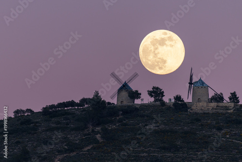 LUNA LLENA SOBRE LOS MOLINOS DE ALCUBLAS, EN LA PROVINCIA DE VALENCIA. COMUNIDAD VALENCIANA. ESPAÑA. EUROPA