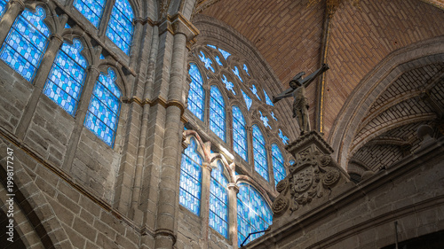 Detalle vidrieras de colores, grandes ventanas y arquitectura gótica en el interior de la catedral de Avila, España