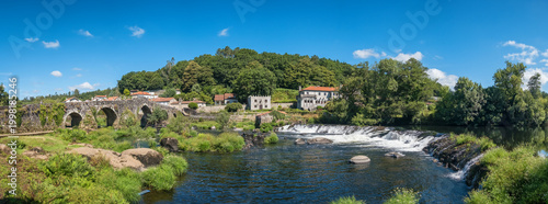 Foto Medieval Stone Bridge and Waterfall in Ponte Maceira Village