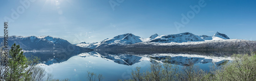 Wasserspiegelung am Efjord in Nordland in Norwegen
