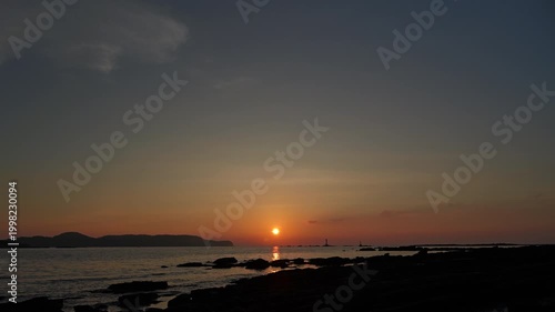 広い空と夕焼けの海（広角）