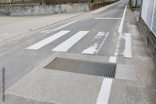 Canvastavla 日本の横断歩道と停止線。白いペイント。道路標識。交通安全。