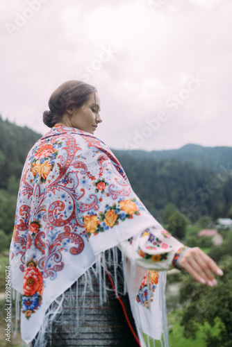 Fotografía Rear view of Hutsul woman in traditional floral shawl