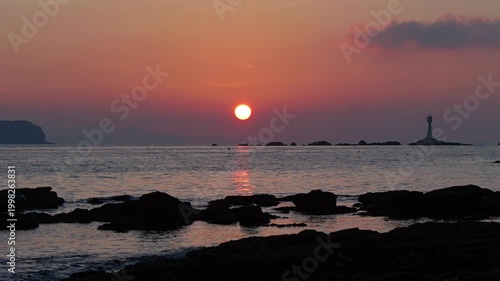 かなり薄暗くなってきた空と海
