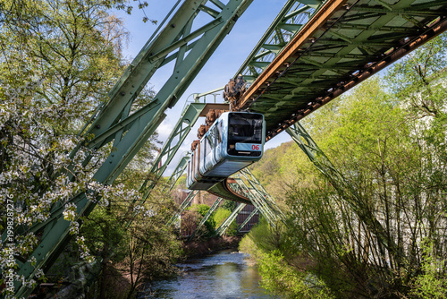 Wuppertal, Nordrhein-Westfalen, Deutschland - Wuppertaler Schwebebahn im April 2026